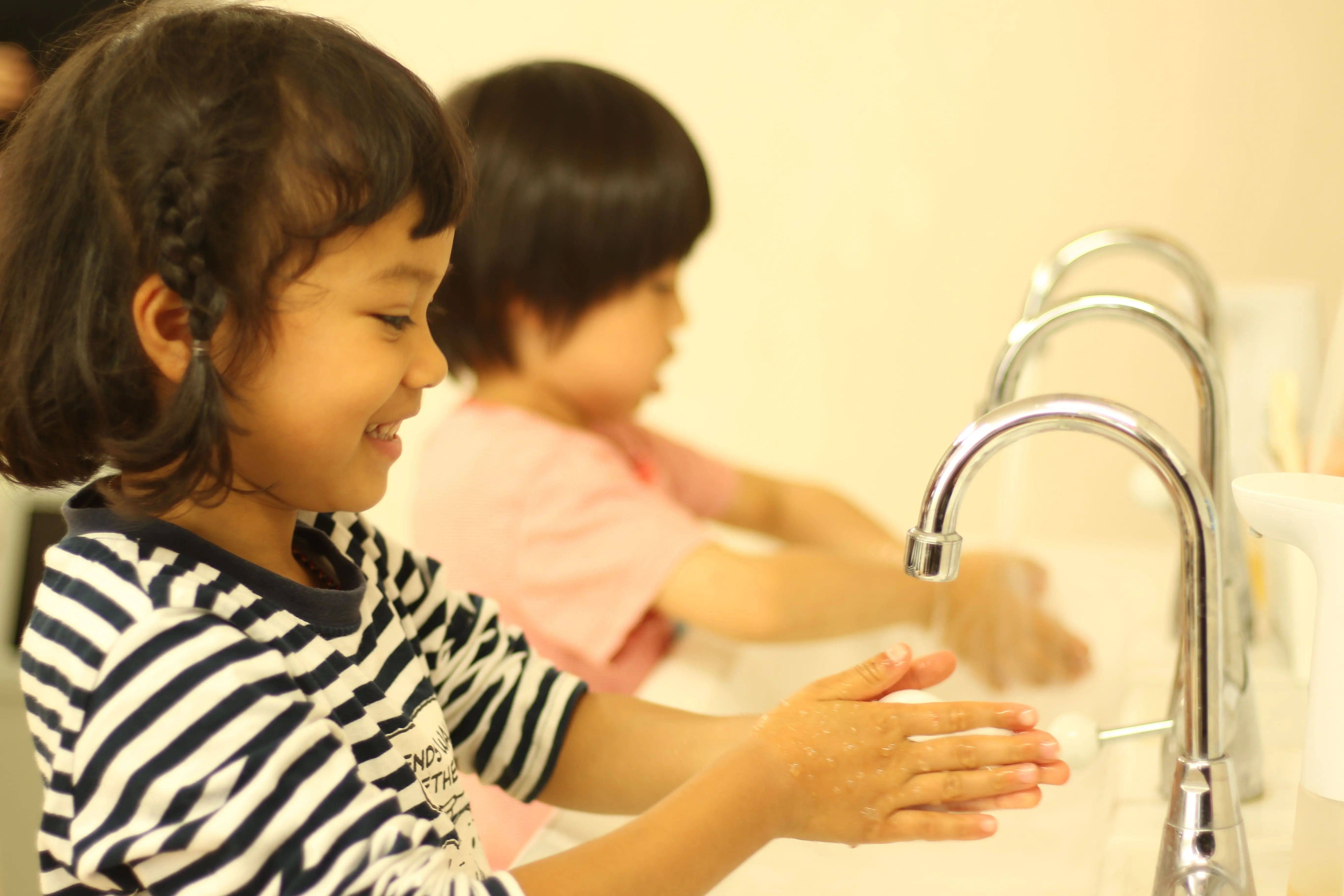 手を洗っている児童の画像