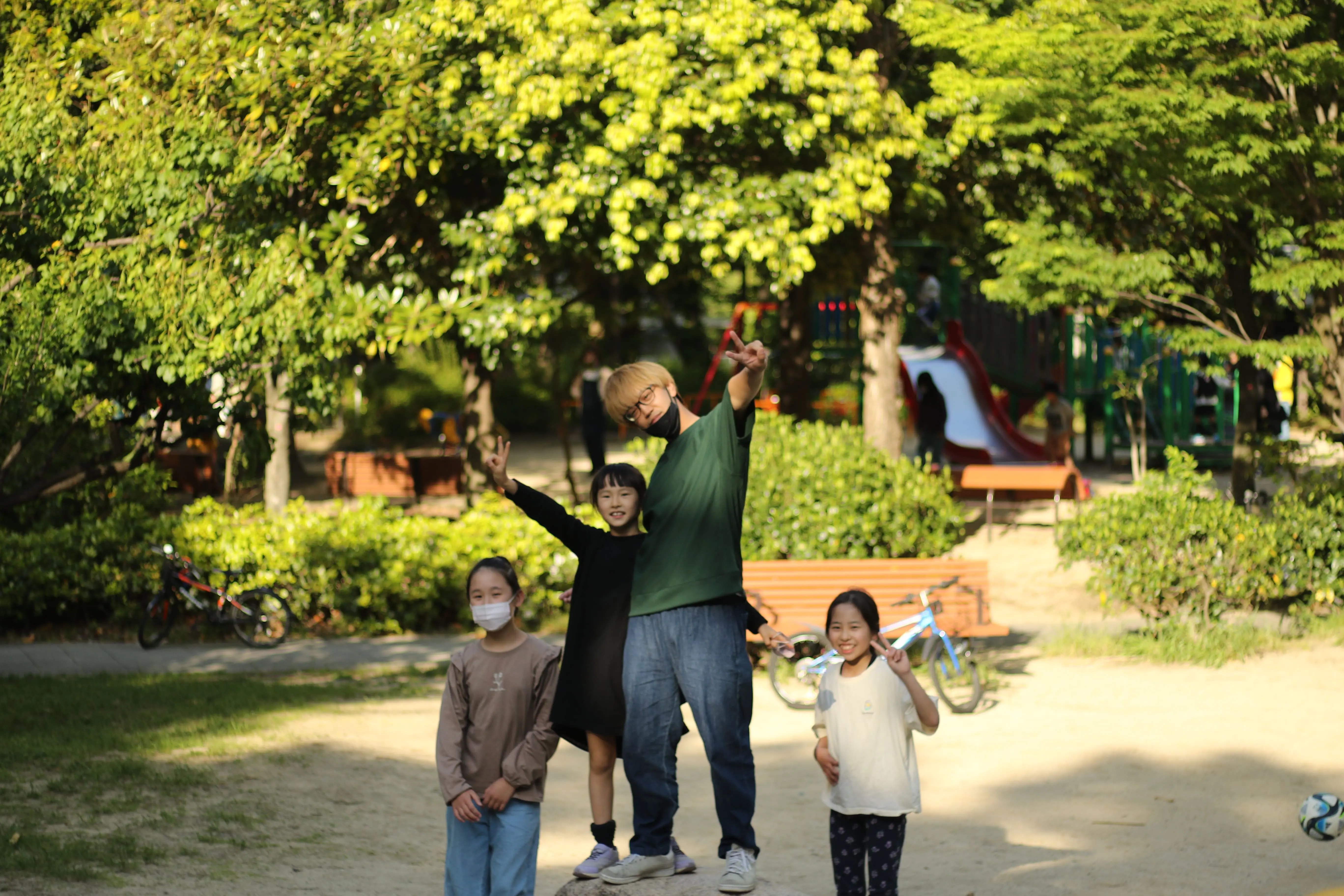 公園で遊んでいる児童たちの画像